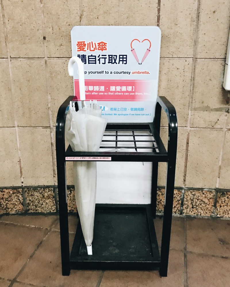 Dù miễn phí tại các ga tàu điện