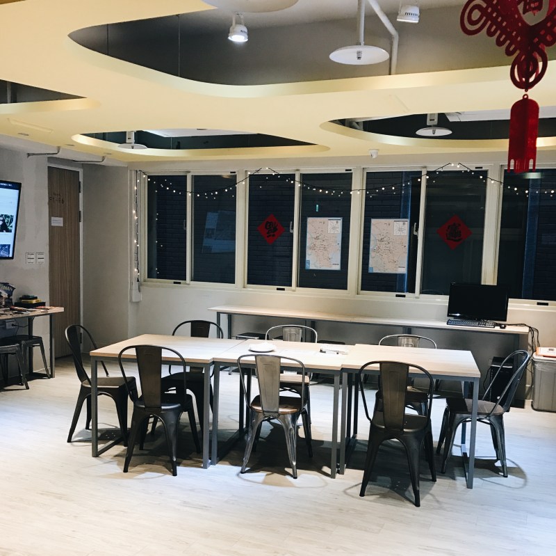 Phòng sinh hoạt chung ở một hostel ở Đài Bắc