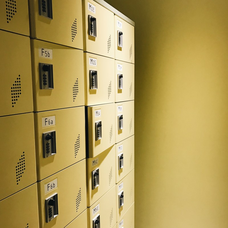 Tủ giữ giày trong một hostel ở Đài Bắc