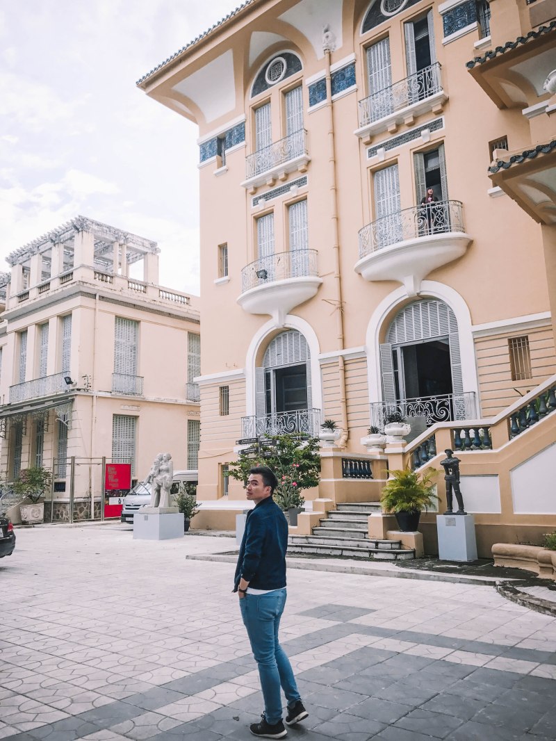 Lý Thành Cơ trong sân Bảo Tàng Mỹ Thuật Thành phố Hồ Chí Minh Fine Arts Museum