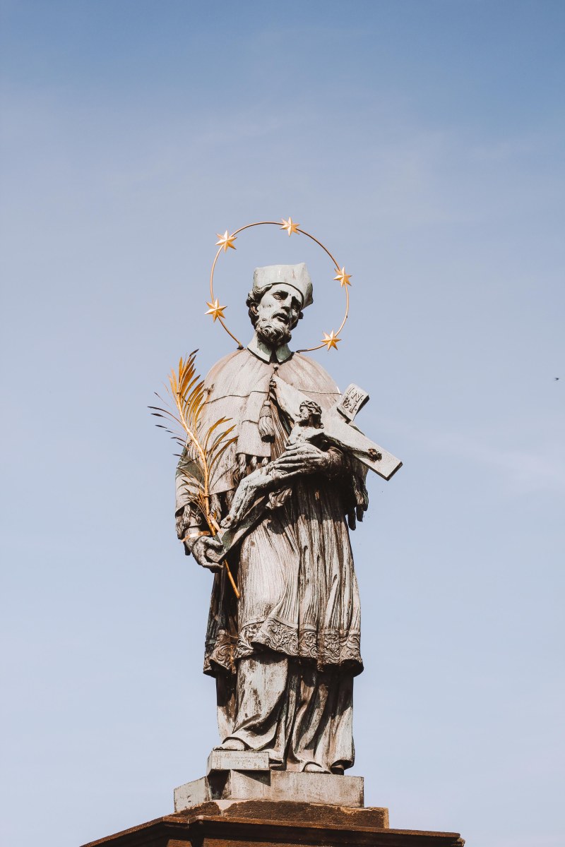Tượng Thánh trên Charles Bridge