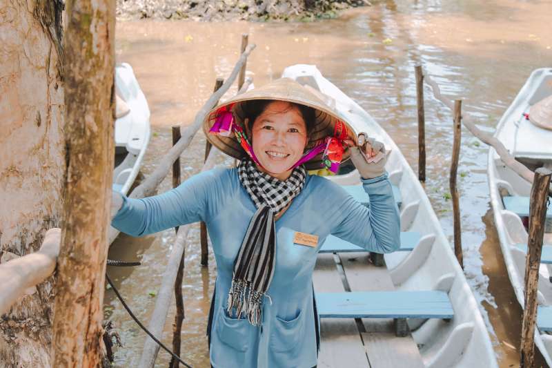 Cô lái đò ở Rừng tràm Trà Sư