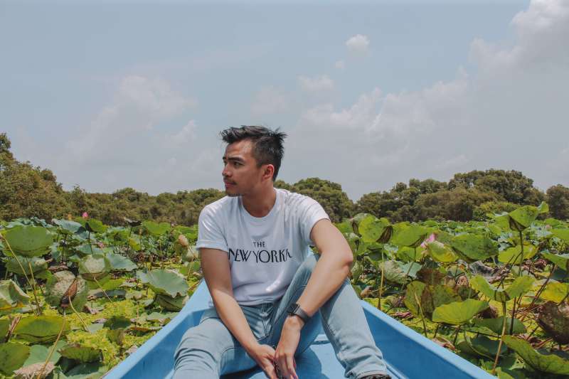 Lý Thành Cơ Ngồi trên thuyền đi vào trong Rừng tràm Trà Sư