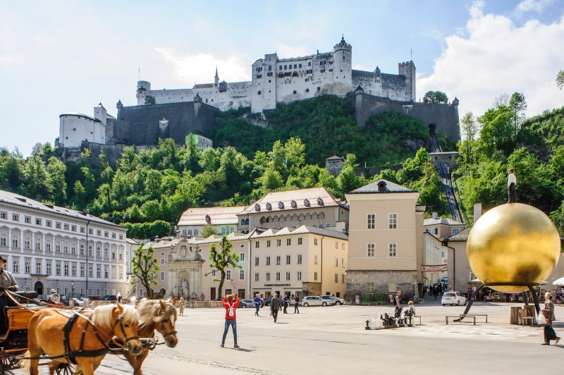 Salzburg-Kapitelplatz-AV-31395-cTourismus-Salzburg-GmbH-Bryan-Reinhart--1