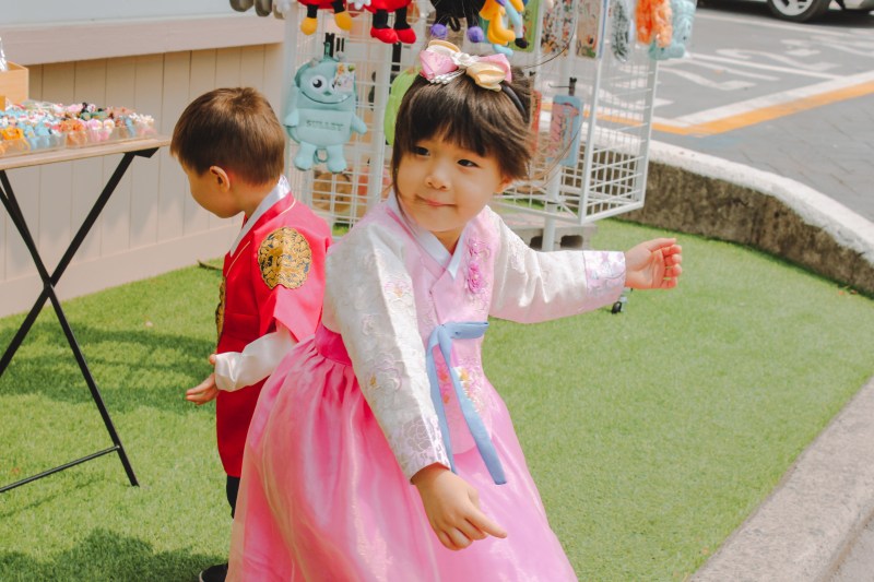 Các bé gái mặc Hanbok