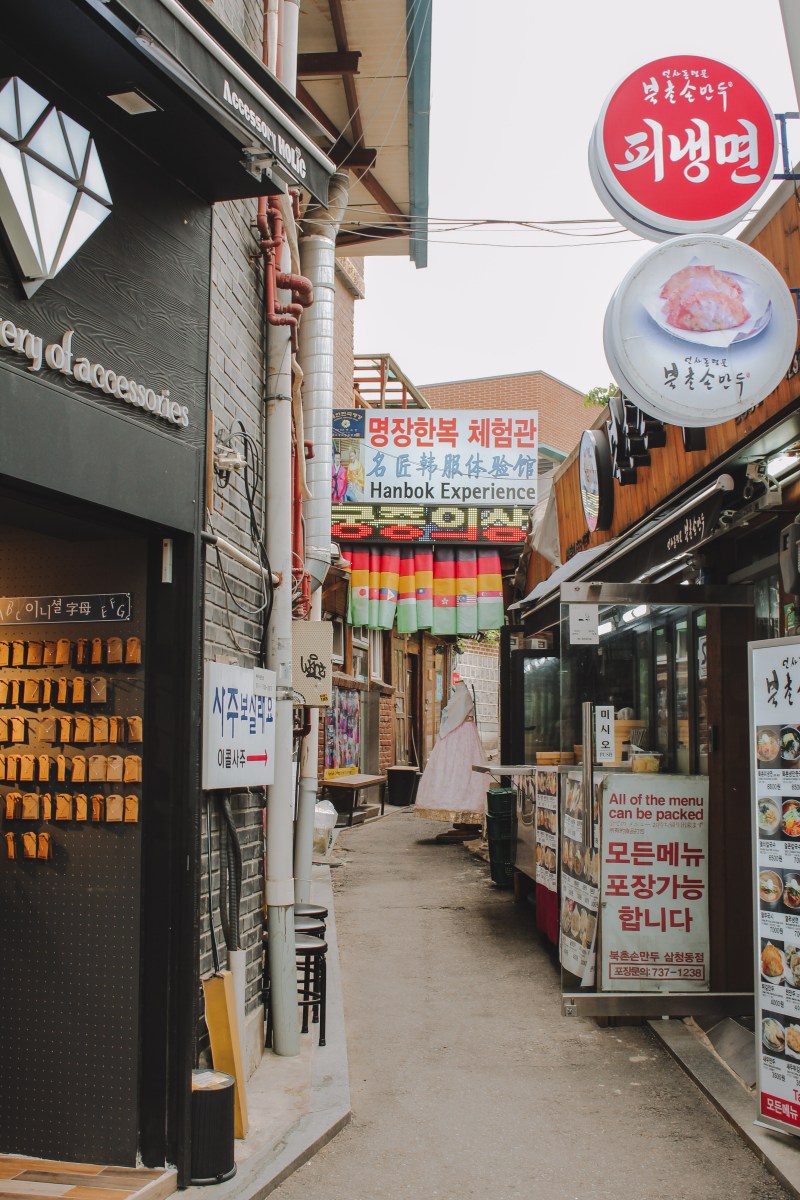 Gyeongbokgung khu phố cổ gần đó